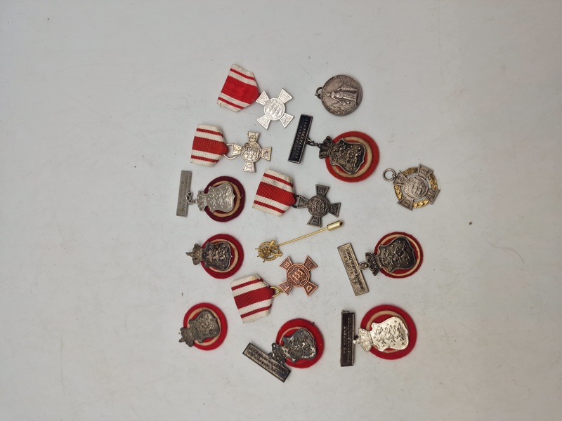 Lot diverse pins og nåle fra De Danske Forsvarsbrødre 
