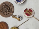 Samling pins og marker 
