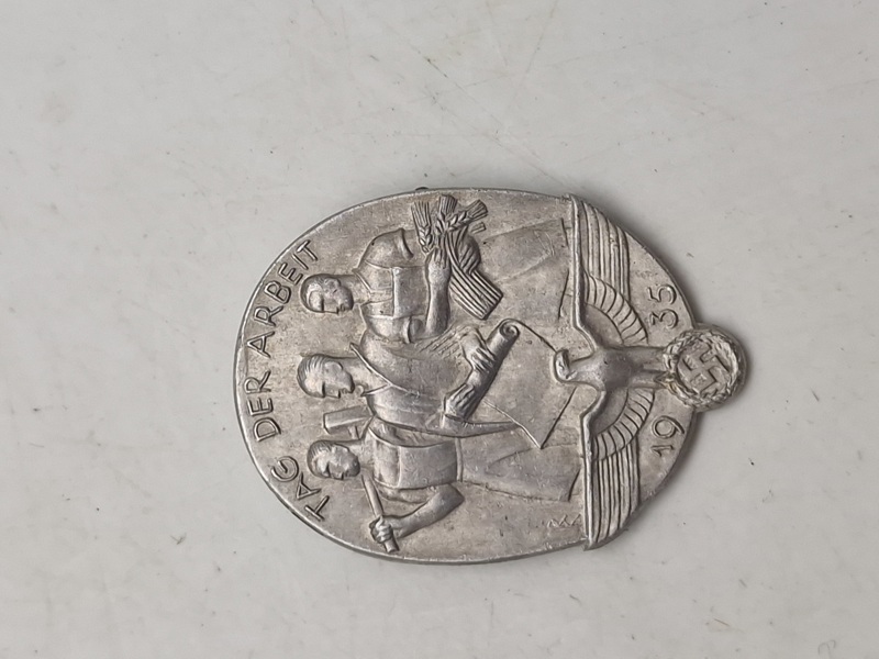 Original Tag Der Arbeit pin - ww2