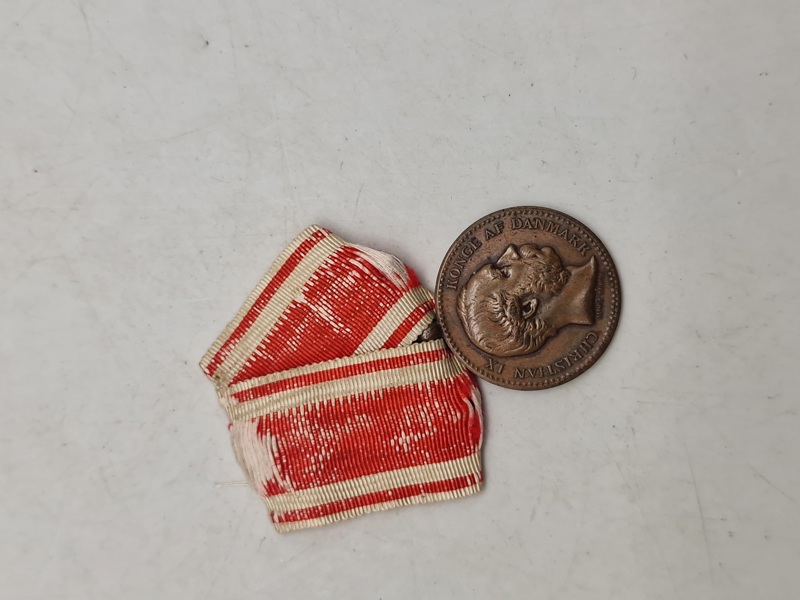 Original 1864 krigs deltager medalje med krydsbånd 