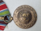 Original FN-medalje, som er en international dekoration tildelt af De Forenede Nationer (FN) til militært og politimæssigt personale, der har deltaget i FN-operationer. 