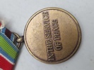 Original FN-medalje, som er en international dekoration tildelt af De Forenede Nationer (FN) til militært og politimæssigt personale, der har deltaget i FN-operationer. 