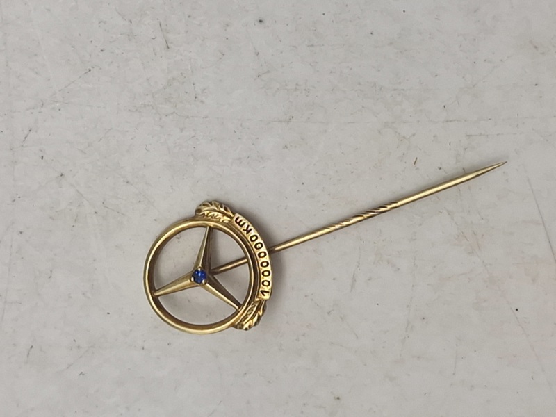 Mercedes pin 14 karat guld og safir for 1.000.000 Km 