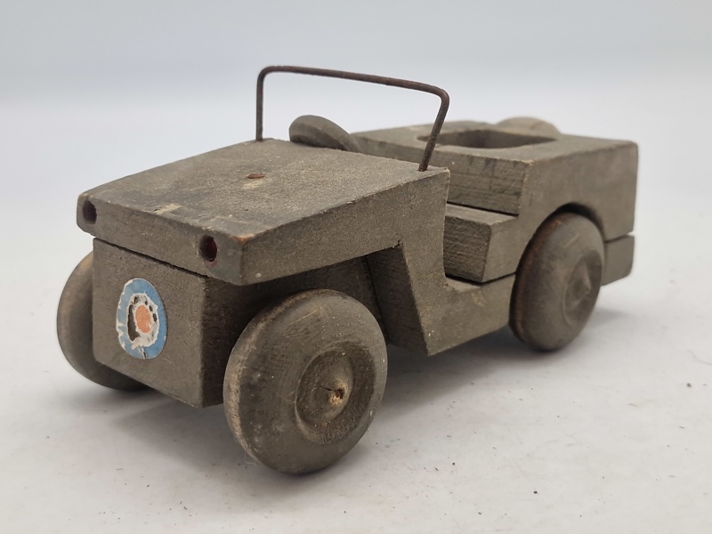 Original træ legetøjs bil lavet som Willys Jeep lige efter WW2 