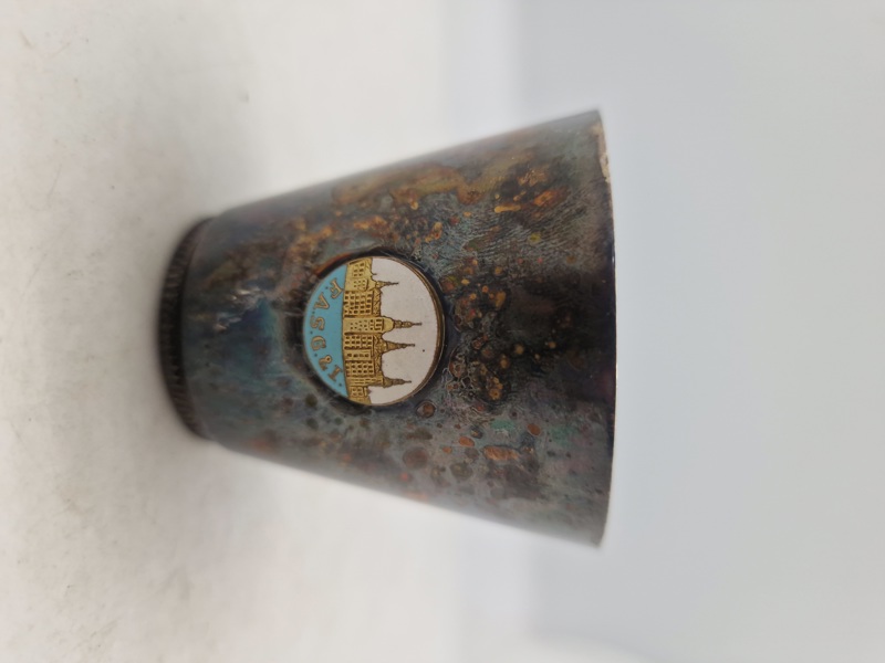 Bæger i nysølv med emaljeret emblem 