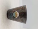 Bæger i nysølv med emaljeret emblem 