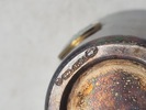Bæger i nysølv med emaljeret emblem 