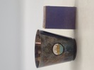 Bæger i nysølv med emaljeret emblem 