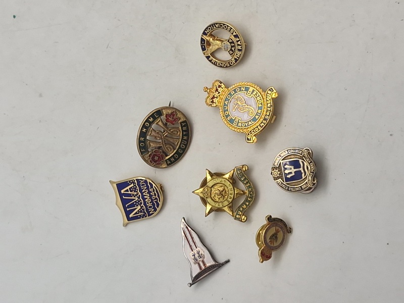Samling diverse veteran pins og træf pins 
