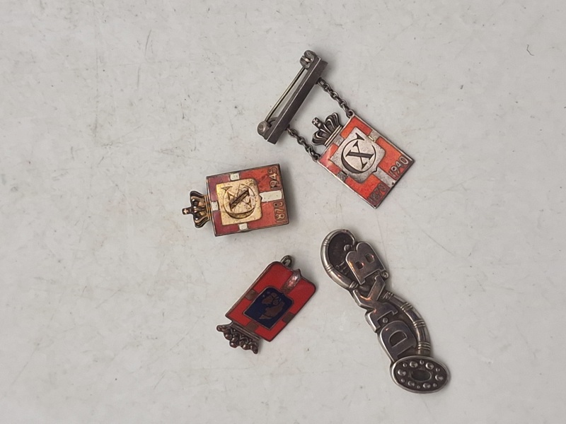 Lot kongemærker, Georg Jensen, sterlingsølv og emalje og ww2 DKB mærke af sølv 