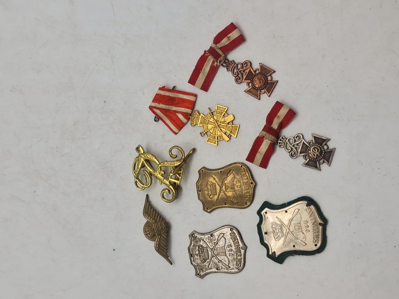 Lot originale skjolde, medaljer mm.