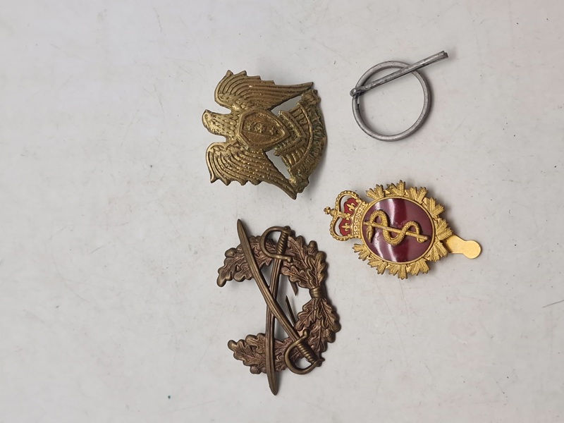 Lot diverse badges og split til granat 