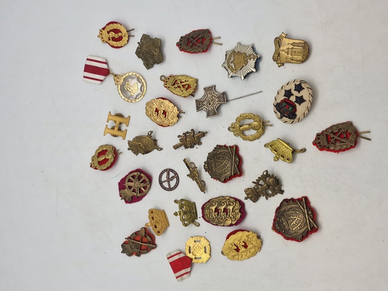 Lot pins og regiments mærker 