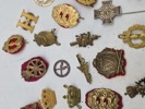 Lot pins og regiments mærker 