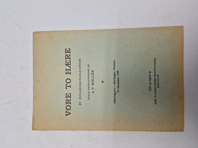 "VORE TO HÆRE - Et Arbejdsløshedsproblem".
Hæftet indeholder "NOGLE BETRAGTNINGER AF A. P. MØLLER".
Det blev oprindeligt offentliggjort i Berlingske Tidende den 19. december 1936.