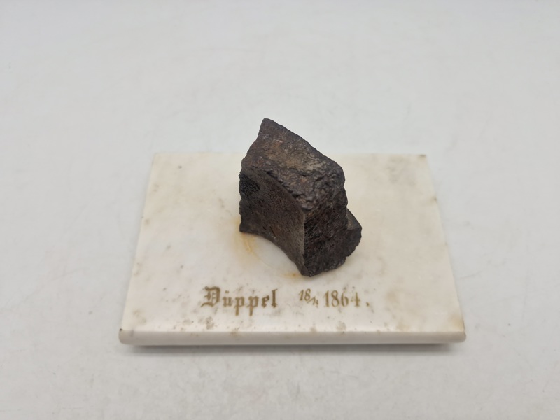 Sjælden Tysk marmor plade med granatsplint og teksten “Düppel 18/4 1864” med rest af historie bagpå 