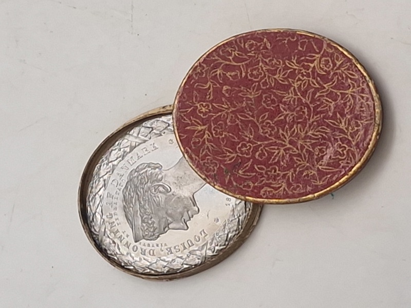 Original Jeton i Anledning af Christian IX og Dronning Louises Guldbryllup - med æske 
