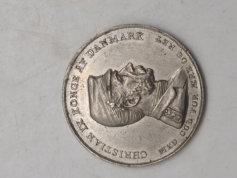 medalje med inskriptionen "FOR DEM DER FALDT OG DEN DER BLEV TILBAGE 1864-1914". medaljen er et mindesmærke for begivenhederne i perioden 1864-1914