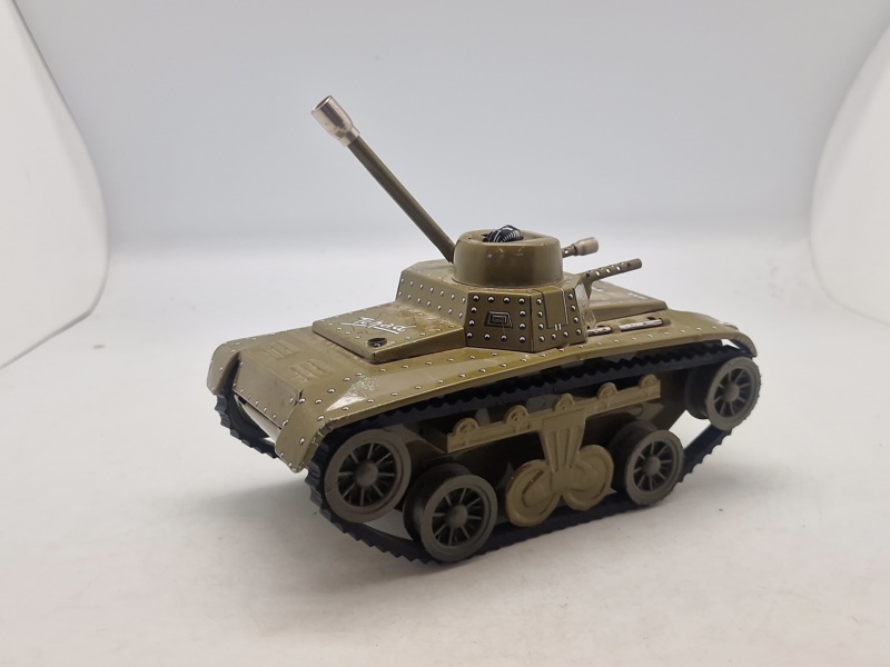 Joustra (Frankrig) 700 "Tchad" tank af blik med urværk. 
