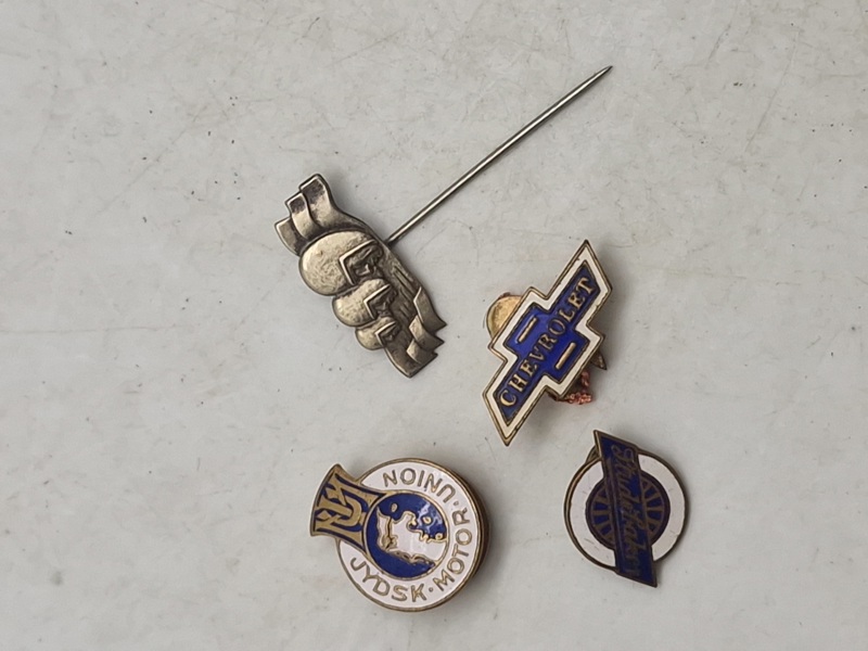 Pins automobilia 
