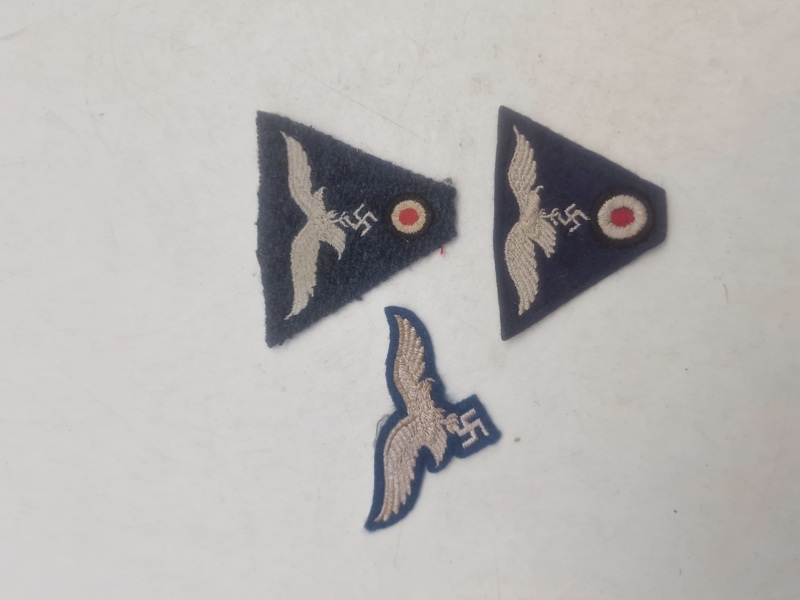 Tysk WWII - 3 stofmærker til huer - 1 ørn til skråhue/M43 og 2 stk. ørn med kokarde til M43 hue - efterkrigs