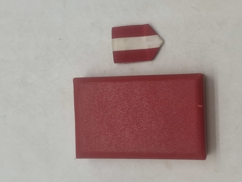 Medaljeæske med teksten i låget: Integritas: Redelighed - Fidelitas: Trofasthed - Virtus: Dygtighed + rødt/hvidt medaljebånd