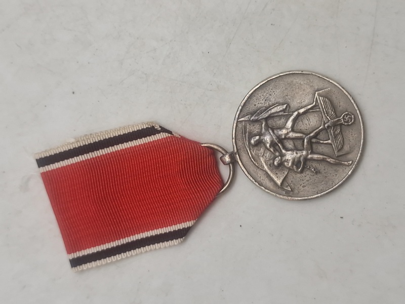 Tysk WWII - medalje: 1. Oktober 1938 med bånd - efterkrigs