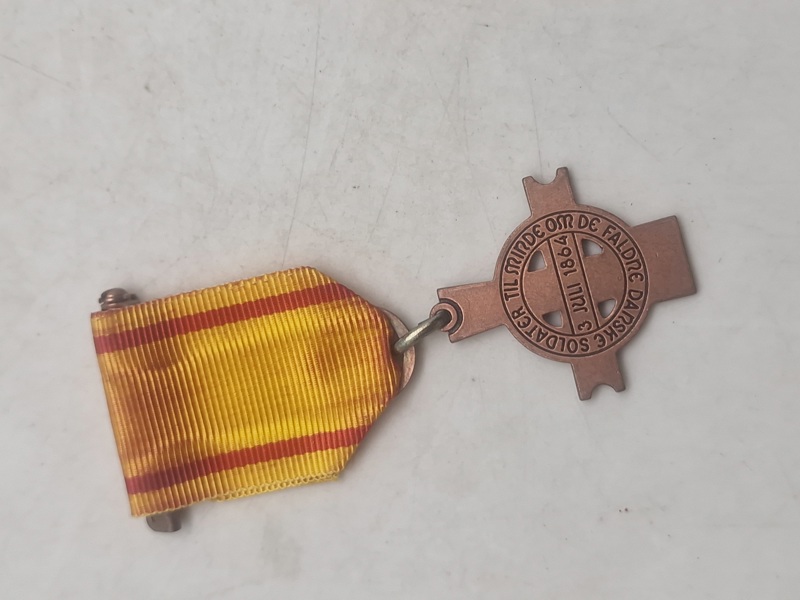 Mindemedalje med bånd: "Til minde om de faldne danske soldater 3. juli 1864"