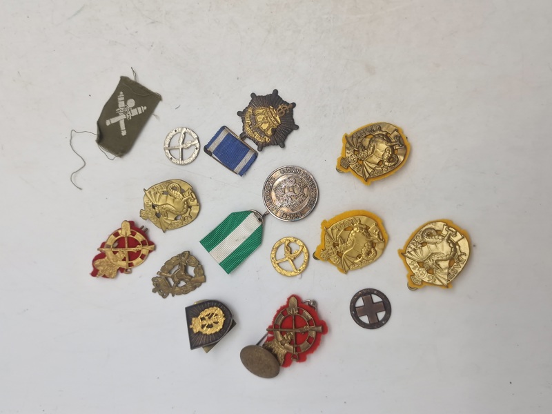Lot diverse mærker og medaljer