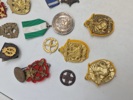 Lot diverse mærker og medaljer 