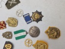 Lot diverse mærker og medaljer 