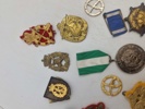 Lot diverse mærker og medaljer 