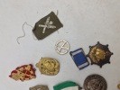 Lot diverse mærker og medaljer 