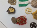 Lot diverse mærker og medaljer 