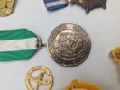 Lot diverse mærker og medaljer 