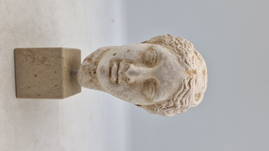 buste af Hygieia, den græske gudinde for sundhed, renlighed og hygiejne med sokkel af marmor