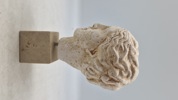 buste af Hygieia, den græske gudinde for sundhed, renlighed og hygiejne med sokkel af marmor 