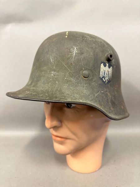 Original WW1 German  WW2 TRANSITIONAL Helmet , taget på D-Dag som souvenir af  Sg Peter E Calisti 1924-2004