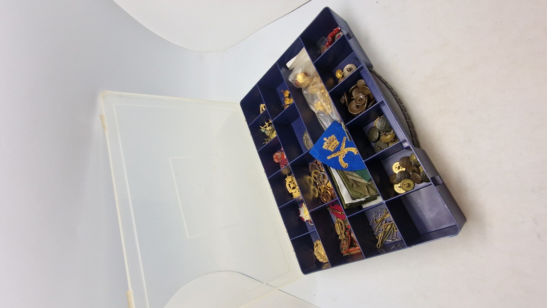 Samling regimentsmærker, knapper mm.