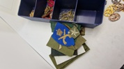 Samling regimentsmærker, knapper mm.