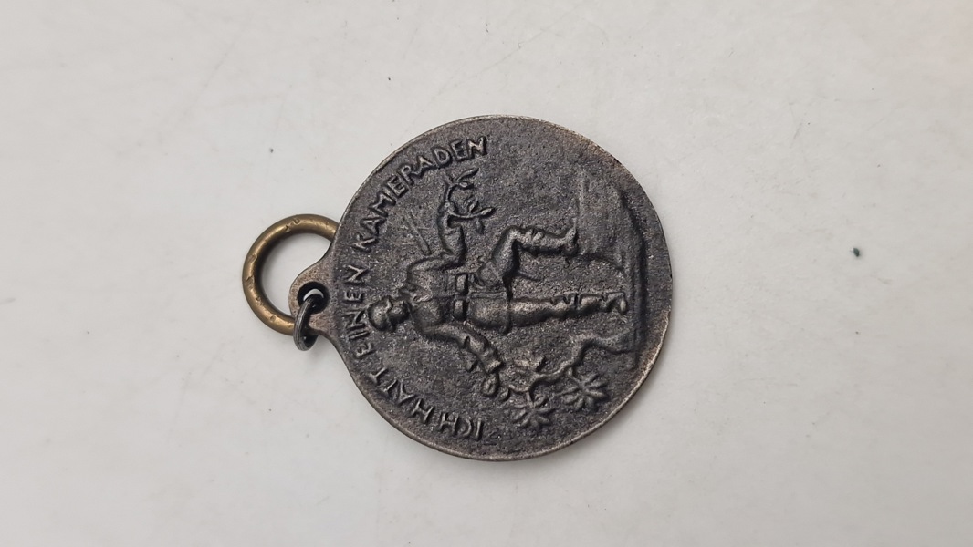 Original tysk jernmedalje (Eisenmedaille) fra Første Verdenskrig.
Betydning: Denne medalje var en privat udstedt medalje, der blev givet til dem, der bidrog med smykker til en fond.
