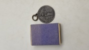 Original tysk jernmedalje (Eisenmedaille) fra Første Verdenskrig. 
Betydning: Denne medalje var en privat udstedt medalje, der blev givet til dem, der bidrog med smykker til en fond.