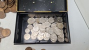 Samling mønter med kasse 