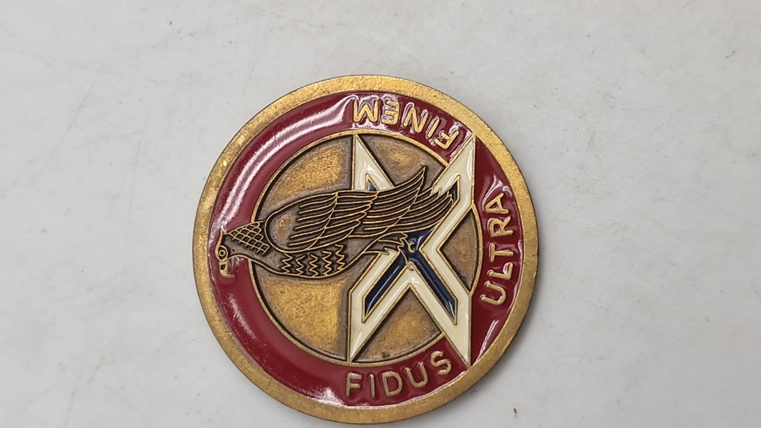 udfordringsmønt (challenge coin) fra den amerikanske hær, specifikt fra 3. bataljon, 2. luftforsvarsartilleriregiment (3rd BN 2nd ADA), som bruger mottoet "EAGLES DARE".