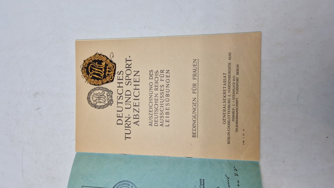 Original Deutsches Turn- und Sportabzeichen
für Frauen
Auszeichnung des Deutschen Reichsausschusses für Leibesübungen