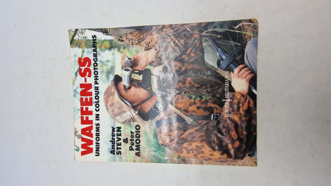 WAFFEN-SS
UNIFORMS IN COLOUR PHOTOGRAPHS