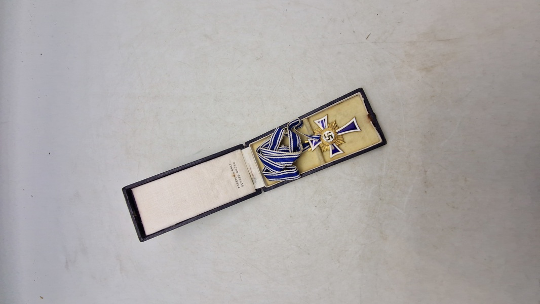 Originalt tysk Mutterkreuz 1.kl med æske og Hersteller
