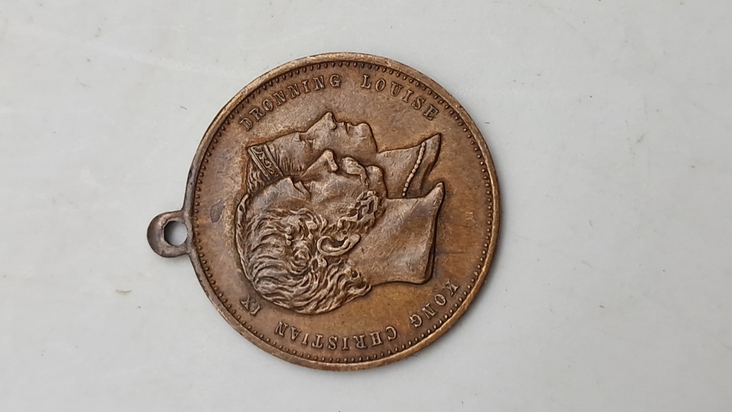 Original erindringsmedalje udstedt i anledning af guldbrylluppet mellem Kong Christian IX og Dronning Louise af Danmark den 26. maj 1892. 