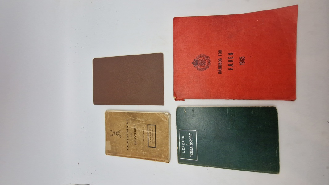 Samling lærebøger fra forsvaret