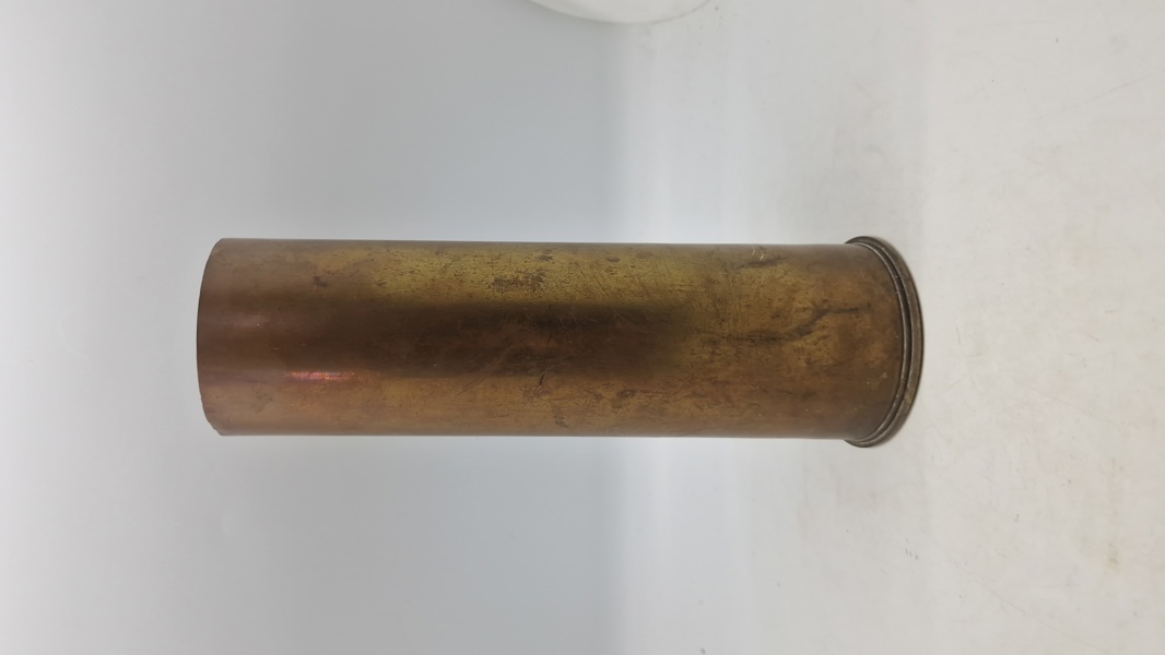 Originalt messinghylster fra en britisk 18-punds artillerigranat fra Første Verdenskrig, dateret 1918. 